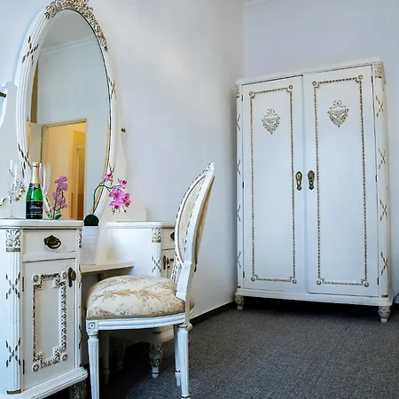 Old House Bed & Breakfast