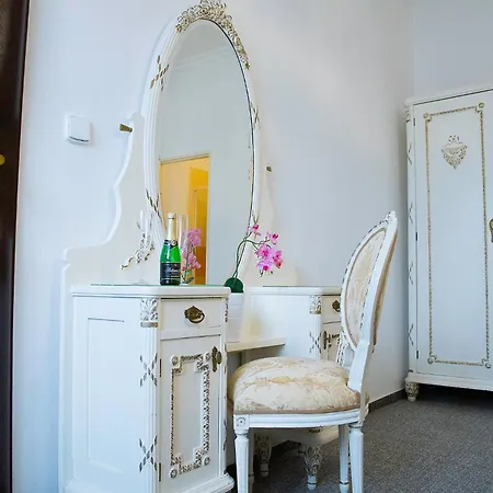 Bed & Breakfast Old House 3*